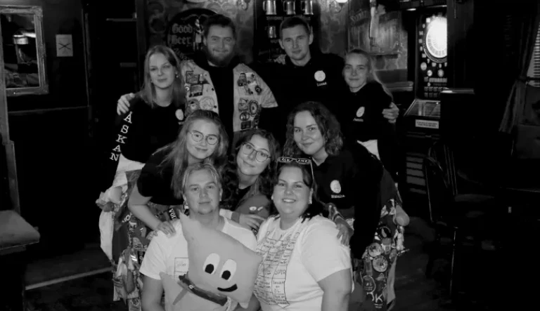 Gora svartvitt till trea