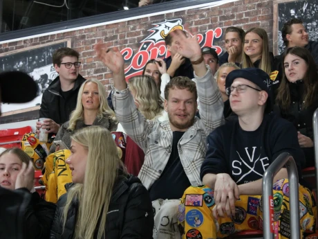 FEEE6035 8D49 41E0 A3A3 56CC00FB6742