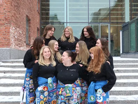 Gruppbild Kollar pa varann